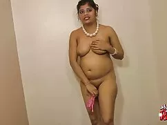 বড় সুন্দরী মহিলা চু ...