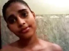 সিঁড়ি উপর মেয়ে যাত ...