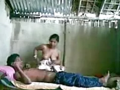 বড় সুন্দরী মহিলা পো ...