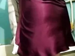 মেয়েরা, হাঁটু উপর ঘ ...